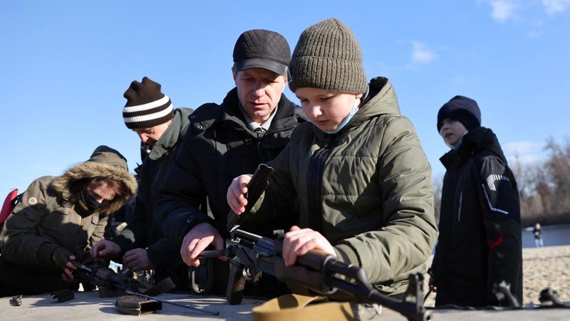 Valentyna Konstantynovska (79 tahun) memegang senjata selama pelatihan tempur dasar untuk warga sipil yang diselenggarakan oleh Unit Pasukan Khusus Azov, dari Garda Nasional Ukraina, di Mariupol, wilayah Donetsk, Ukraina timur, Minggu (13/2/2022). Serikat Amerika sedang mengevakuasi hampir semua staf dari kedutaan besarnya di Kyiv ketika pejabat intelijen Barat memperingatkan bahwa invasi Rusia ke Ukraina semakin dekat. (AP/Vadim Ghirda)
