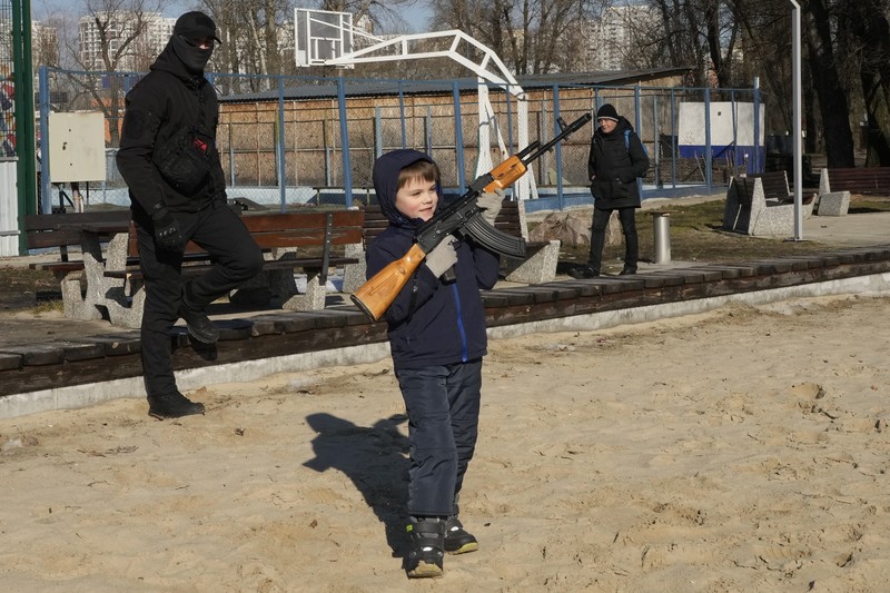 Valentyna Konstantynovska (79 tahun) memegang senjata selama pelatihan tempur dasar untuk warga sipil yang diselenggarakan oleh Unit Pasukan Khusus Azov, dari Garda Nasional Ukraina, di Mariupol, wilayah Donetsk, Ukraina timur, Minggu (13/2/2022). Serikat Amerika sedang mengevakuasi hampir semua staf dari kedutaan besarnya di Kyiv ketika pejabat intelijen Barat memperingatkan bahwa invasi Rusia ke Ukraina semakin dekat. (AP/Vadim Ghirda)