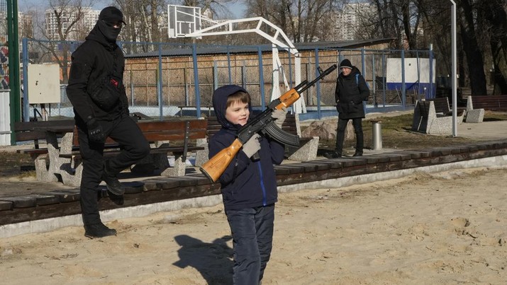 Latihan Militer Warga Sipil Ukraina Seorang anak laki-laki memegang senapan serbu Kalashnikov saat latihan militer untuk warga sipil oleh kelompok sayap kanan Ukraina di Kyiv, Ukraina, Minggu (13/2/2022). Rusia membantah bermaksud untuk menyerang tetapi telah mengumpulkan lebih dari 100.000 tentara di dekat perbatasan Ukraina dan telah mengirim pasukan untuk latihan di negara tetangga Belarusia, mengepung Ukraina di tiga sisi. Para pejabat AS mengatakan penumpukan senjata Rusia telah mencapai titik di mana ia dapat menyerang dalam waktu singkat. (AP/Efrem Lukatsky)