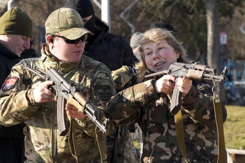 Valentyna Konstantynovska (79 tahun) memegang senjata selama pelatihan tempur dasar untuk warga sipil yang diselenggarakan oleh Unit Pasukan Khusus Azov, dari Garda Nasional Ukraina, di Mariupol, wilayah Donetsk, Ukraina timur, Minggu (13/2/2022). Serikat Amerika sedang mengevakuasi hampir semua staf dari kedutaan besarnya di Kyiv ketika pejabat intelijen Barat memperingatkan bahwa invasi Rusia ke Ukraina semakin dekat. (AP/Vadim Ghirda)