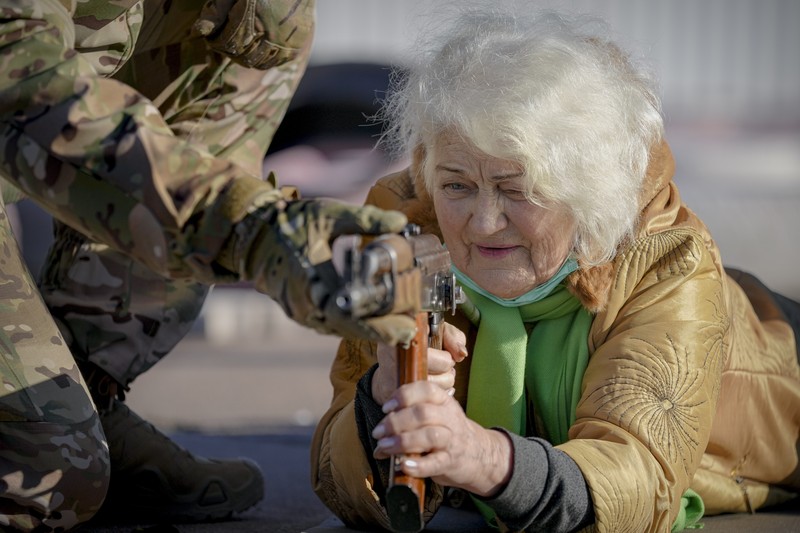 Valentyna Konstantynovska (79 tahun) memegang senjata selama pelatihan tempur dasar untuk warga sipil yang diselenggarakan oleh Unit Pasukan Khusus Azov, dari Garda Nasional Ukraina, di Mariupol, wilayah Donetsk, Ukraina timur, Minggu (13/2/2022). Serikat Amerika sedang mengevakuasi hampir semua staf dari kedutaan besarnya di Kyiv ketika pejabat intelijen Barat memperingatkan bahwa invasi Rusia ke Ukraina semakin dekat. (AP/Vadim Ghirda)
