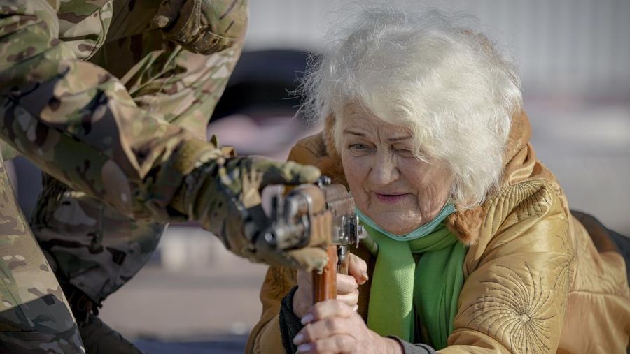 Valentyna Konstantynovska (79 tahun) memegang senjata selama pelatihan tempur dasar untuk warga sipil yang diselenggarakan oleh Unit Pasukan Khusus Azov, dari Garda Nasional Ukraina, di Mariupol, wilayah Donetsk, Ukraina timur, Minggu (13/2/2022). Serikat Amerika sedang mengevakuasi hampir semua staf dari kedutaan besarnya di Kyiv ketika pejabat intelijen Barat memperingatkan bahwa invasi Rusia ke Ukraina semakin dekat. (AP/Vadim Ghirda)