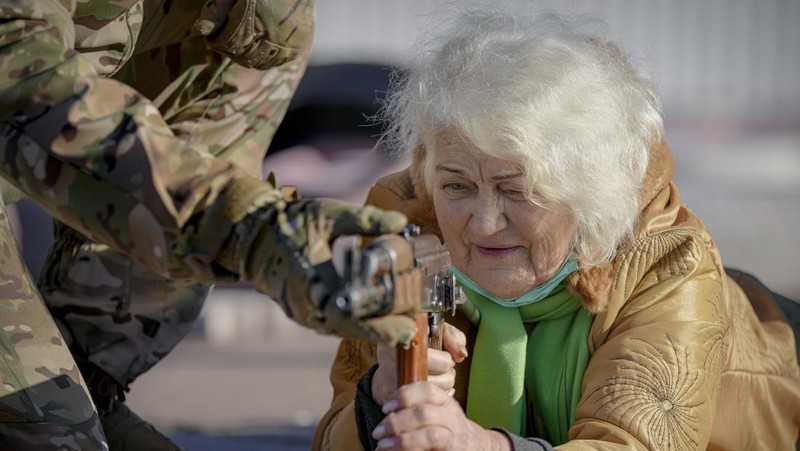 Valentyna Konstantynovska (79 tahun) memegang senjata selama pelatihan tempur dasar untuk warga sipil yang diselenggarakan oleh Unit Pasukan Khusus Azov, dari Garda Nasional Ukraina, di Mariupol, wilayah Donetsk, Ukraina timur, Minggu (13/2/2022). Serikat Amerika sedang mengevakuasi hampir semua staf dari kedutaan besarnya di Kyiv ketika pejabat intelijen Barat memperingatkan bahwa invasi Rusia ke Ukraina semakin dekat. (AP/Vadim Ghirda)