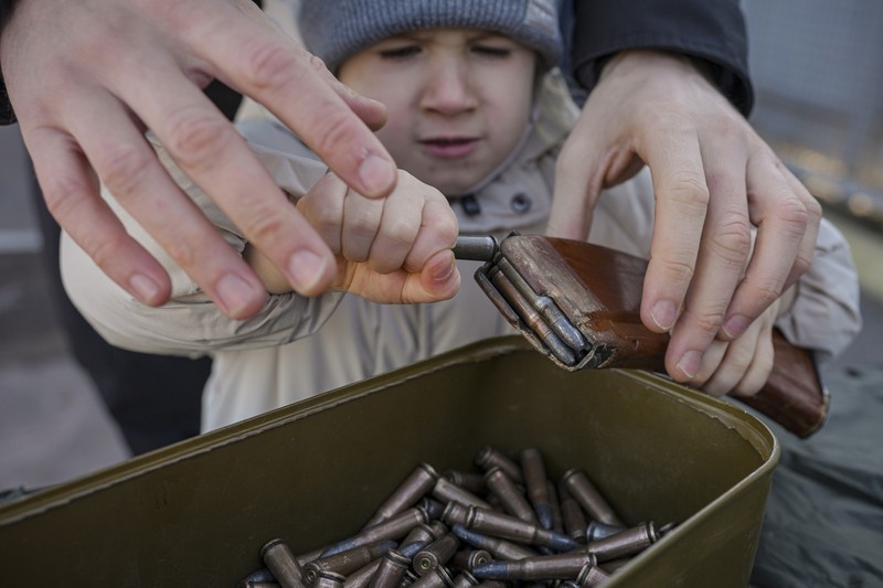 Latihan Militer Warga Sipil Ukraina Valentyna Konstantynovska (79 tahun) memegang senjata selama pelatihan tempur dasar untuk warga sipil yang diselenggarakan oleh Unit Pasukan Khusus Azov, dari Garda Nasional Ukraina, di Mariupol, wilayah Donetsk, Ukraina timur, Minggu (13/2/2022). Serikat Amerika sedang mengevakuasi hampir semua staf dari kedutaan besarnya di Kyiv ketika pejabat intelijen Barat memperingatkan bahwa invasi Rusia ke Ukraina semakin dekat. (AP/Vadim Ghirda)
