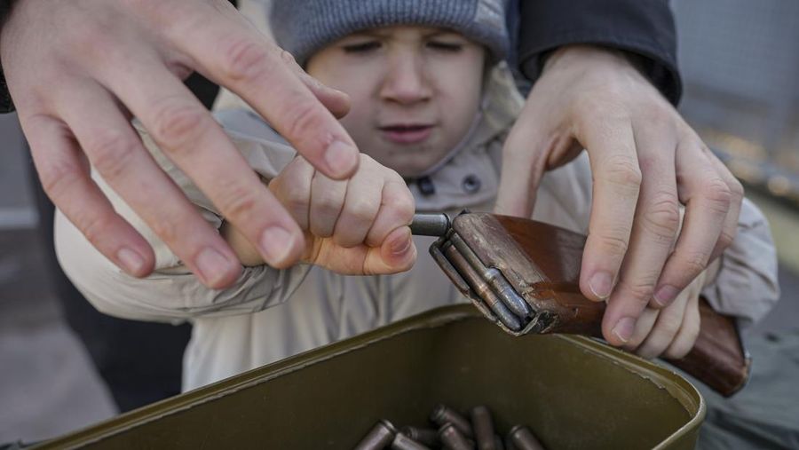 Valentyna Konstantynovska (79 tahun) memegang senjata selama pelatihan tempur dasar untuk warga sipil yang diselenggarakan oleh Unit Pasukan Khusus Azov, dari Garda Nasional Ukraina, di Mariupol, wilayah Donetsk, Ukraina timur, Minggu (13/2/2022). Serikat Amerika sedang mengevakuasi hampir semua staf dari kedutaan besarnya di Kyiv ketika pejabat intelijen Barat memperingatkan bahwa invasi Rusia ke Ukraina semakin dekat. (AP/Vadim Ghirda)