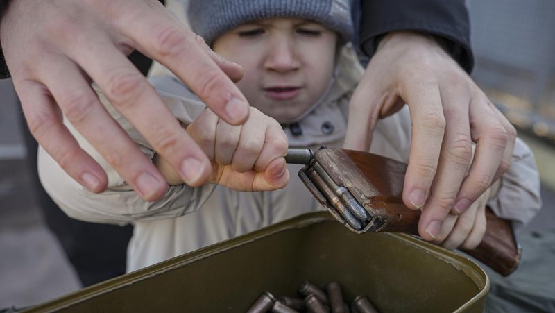 Valentyna Konstantynovska (79 tahun) memegang senjata selama pelatihan tempur dasar untuk warga sipil yang diselenggarakan oleh Unit Pasukan Khusus Azov, dari Garda Nasional Ukraina, di Mariupol, wilayah Donetsk, Ukraina timur, Minggu (13/2/2022). Serikat Amerika sedang mengevakuasi hampir semua staf dari kedutaan besarnya di Kyiv ketika pejabat intelijen Barat memperingatkan bahwa invasi Rusia ke Ukraina semakin dekat. (AP/Vadim Ghirda)