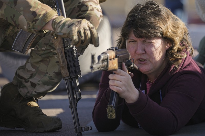 Valentyna Konstantynovska (79 tahun) memegang senjata selama pelatihan tempur dasar untuk warga sipil yang diselenggarakan oleh Unit Pasukan Khusus Azov, dari Garda Nasional Ukraina, di Mariupol, wilayah Donetsk, Ukraina timur, Minggu (13/2/2022). Serikat Amerika sedang mengevakuasi hampir semua staf dari kedutaan besarnya di Kyiv ketika pejabat intelijen Barat memperingatkan bahwa invasi Rusia ke Ukraina semakin dekat. (AP/Vadim Ghirda)