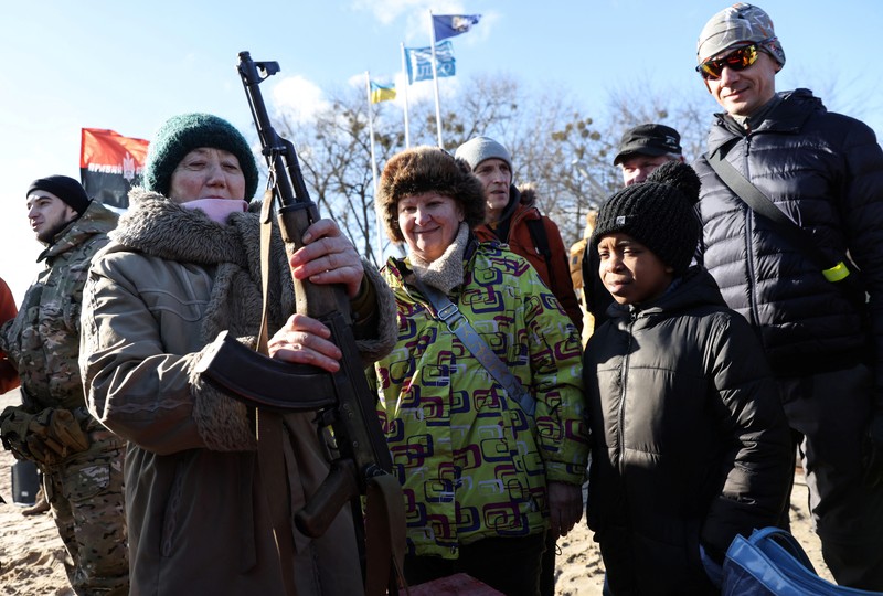 Valentyna Konstantynovska (79 tahun) memegang senjata selama pelatihan tempur dasar untuk warga sipil yang diselenggarakan oleh Unit Pasukan Khusus Azov, dari Garda Nasional Ukraina, di Mariupol, wilayah Donetsk, Ukraina timur, Minggu (13/2/2022). Serikat Amerika sedang mengevakuasi hampir semua staf dari kedutaan besarnya di Kyiv ketika pejabat intelijen Barat memperingatkan bahwa invasi Rusia ke Ukraina semakin dekat. (AP/Vadim Ghirda)