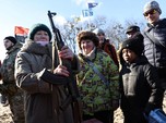 Siaga Perang, Nenek hingga Bocah Latihan Militer di Ukraina