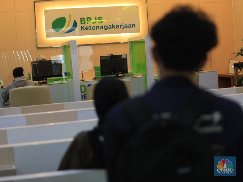Suasana pelayanan kantor BPJS Ketenagakerjaan cabang Jakarta Sudirman di Jl. Jenderal Sudirman, Jakarta, Senin (14/2/2022). Peraturan Menteri Ketenagakerjaan yang baru membuat dana Jaminan Hari Tua (JHT) BPJS Ketenagakerjaan hanya dapat dicairkan jika peserta berusia 56 Tahun.  (CNBC Indonesia/ Muhammad Sabki)
