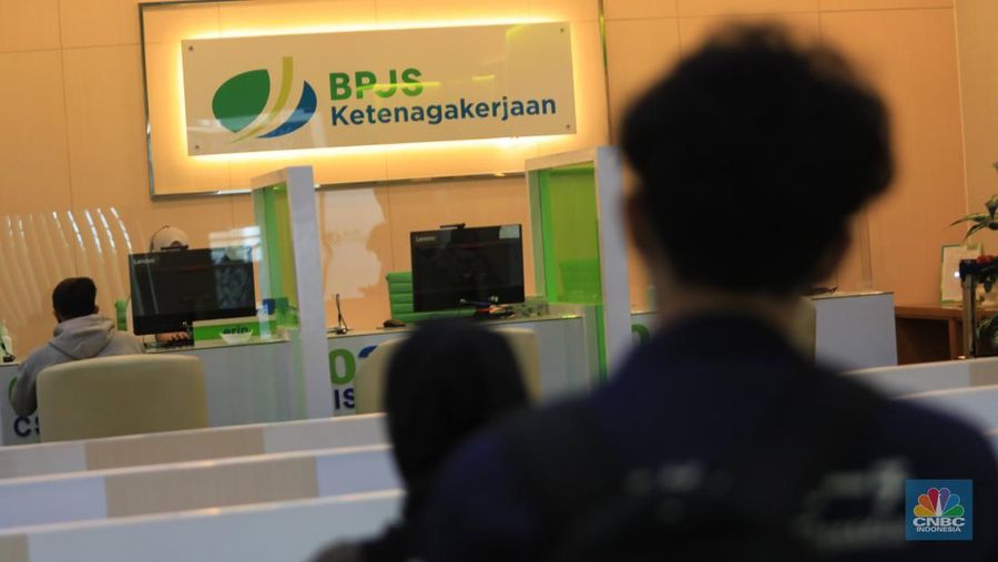 Suasana pelayanan kantor BPJS Ketenagakerjaan cabang Jakarta Sudirman di Jl. Jenderal Sudirman, Jakarta, Senin (14/2/2022). Peraturan Menteri Ketenagakerjaan yang baru membuat dana Jaminan Hari Tua (JHT) BPJS Ketenagakerjaan hanya dapat dicairkan jika peserta berusia 56 Tahun. (CNBC Indonesia/ Muhammad Sabki)
