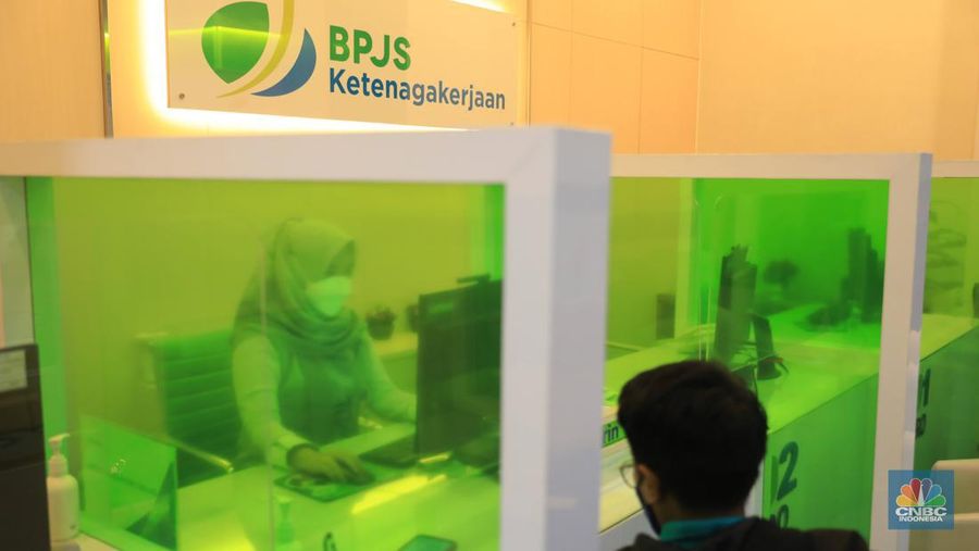 Suasana pelayanan kantor BPJS Ketenagakerjaan cabang Jakarta Sudirman di Jl. Jenderal Sudirman, Jakarta, Senin (14/2/2022). Peraturan Menteri Ketenagakerjaan yang baru membuat dana Jaminan Hari Tua (JHT) BPJS Ketenagakerjaan hanya dapat dicairkan jika peserta berusia 56 Tahun.  (CNBC Indonesia/ Muhammad Sabki)