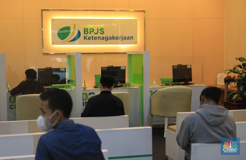 Suasana pelayanan kantor BPJS Ketenagakerjaan cabang Jakarta Sudirman di Jl. Jenderal Sudirman, Jakarta, Senin (14/2/2022). Peraturan Menteri Ketenagakerjaan yang baru membuat dana Jaminan Hari Tua (JHT) BPJS Ketenagakerjaan hanya dapat dicairkan jika peserta berusia 56 Tahun.  (CNBC Indonesia/ Muhammad Sabki)