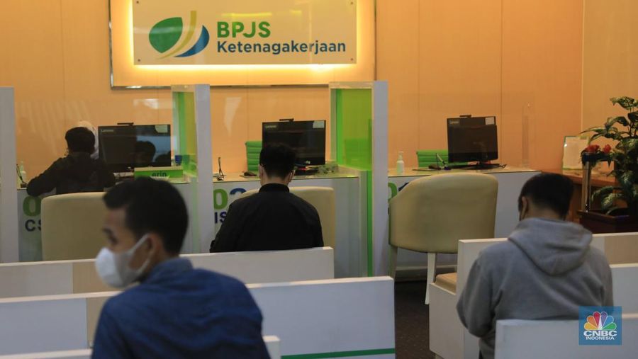 Suasana pelayanan kantor BPJS Ketenagakerjaan cabang Jakarta Sudirman di Jl. Jenderal Sudirman, Jakarta, Senin (14/2/2022). Peraturan Menteri Ketenagakerjaan yang baru membuat dana Jaminan Hari Tua (JHT) BPJS Ketenagakerjaan hanya dapat dicairkan jika peserta berusia 56 Tahun.  (CNBC Indonesia/ Muhammad Sabki)