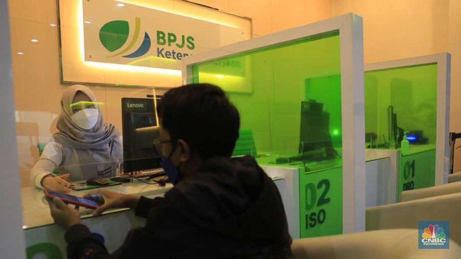 Suasana pelayanan kantor BPJS Ketenagakerjaan cabang Jakarta Sudirman di Jl. Jenderal Sudirman, Jakarta, Senin (14/2/2022). Peraturan Menteri Ketenagakerjaan yang baru membuat dana Jaminan Hari Tua (JHT) BPJS Ketenagakerjaan hanya dapat dicairkan jik