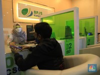 Suasana pelayanan kantor BPJS Ketenagakerjaan cabang Jakarta Sudirman di Jl. Jenderal Sudirman, Jakarta, Senin (14/2/2022). Peraturan Menteri Ketenagakerjaan yang baru membuat dana Jaminan Hari Tua (JHT) BPJS Ketenagakerjaan hanya dapat dicairkan jik