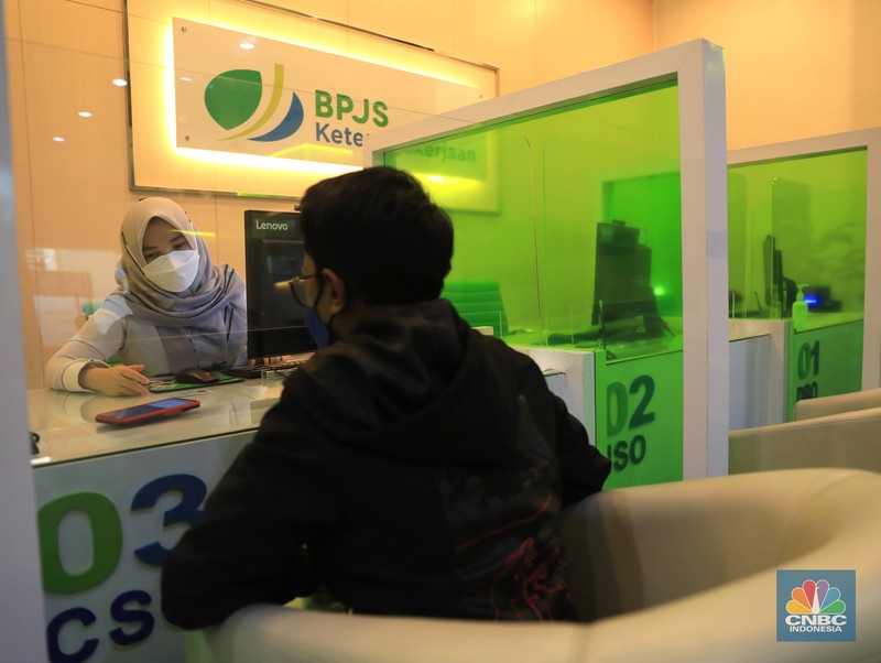Pelayanan BPJS Ketenagakerjaan Suasana pelayanan kantor BPJS Ketenagakerjaan cabang Jakarta Sudirman di Jl. Jenderal Sudirman, Jakarta, Senin (14/2/2022). Peraturan Menteri Ketenagakerjaan yang baru membuat dana Jaminan Hari Tua (JHT) BPJS Ketenagakerjaan hanya dapat dicairkan jika peserta berusia 56 Tahun. (CNBC Indonesia/ Muhammad Sabki)