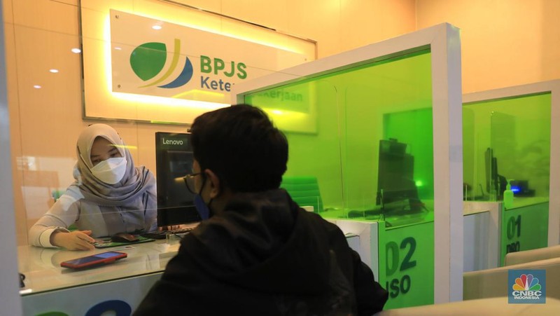 Suasana pelayanan kantor BPJS Ketenagakerjaan cabang Jakarta Sudirman di Jl. Jenderal Sudirman, Jakarta, Senin (14/2/2022). Peraturan Menteri Ketenagakerjaan yang baru membuat dana Jaminan Hari Tua (JHT) BPJS Ketenagakerjaan hanya dapat dicairkan jika peserta berusia 56 Tahun.  (CNBC Indonesia/ Muhammad Sabki)