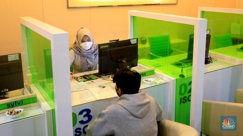 Suasana pelayanan kantor BPJS Ketenagakerjaan cabang Jakarta Sudirman di Jl. Jenderal Sudirman, Jakarta, Senin (14/2/2022). Peraturan Menteri Ketenagakerjaan yang baru membuat dana Jaminan Hari Tua (JHT) BPJS Ketenagakerjaan hanya dapat dicairkan jika peserta berusia 56 Tahun.  (CNBC Indonesia/ Muhammad Sabki)