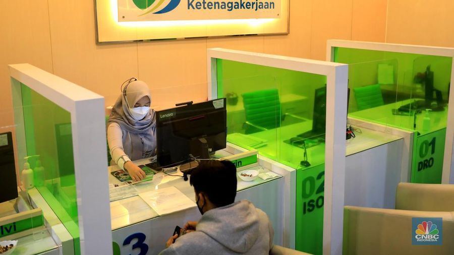 Suasana pelayanan kantor BPJS Ketenagakerjaan cabang Jakarta Sudirman di Jl. Jenderal Sudirman, Jakarta, Senin (14/2/2022). Peraturan Menteri Ketenagakerjaan yang baru membuat dana Jaminan Hari Tua (JHT) BPJS Ketenagakerjaan hanya dapat dicairkan jika peserta berusia 56 Tahun.  (վ/ Muhammad Sabki)
