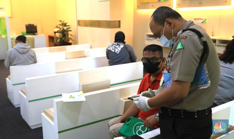 Suasana pelayanan kantor BPJS Ketenagakerjaan cabang Jakarta Sudirman di Jl. Jenderal Sudirman, Jakarta, Senin (14/2/2022). Peraturan Menteri Ketenagakerjaan yang baru membuat dana Jaminan Hari Tua (JHT) BPJS Ketenagakerjaan hanya dapat dicairkan jika peserta berusia 56 Tahun.  (CNBC Indonesia/ Muhammad Sabki)