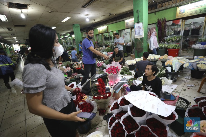 Pekerja menyelesaikan rangkaian bunga valentine di pasar bunga Rawabelong, Jakarta, Senin (14/2/2022). Lonjakan kasus Covid-19 membuat pedagang bunga hias mengalami penurunan 30 persen dibandingkan dengan tahun lalu.  (CNBC Indonesia/ Tri Susilo)