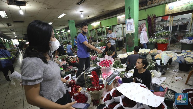 Pekerja menyelesaikan rangkaian bunga valentine di pasar bunga Rawabelong, Jakarta, Senin (14/2/2022). Lonjakan kasus Covid-19 membuat pedagang bunga hias mengalami penurunan 30 persen dibandingkan dengan tahun lalu.  (CNBC Indonesia/ Tri Susilo)