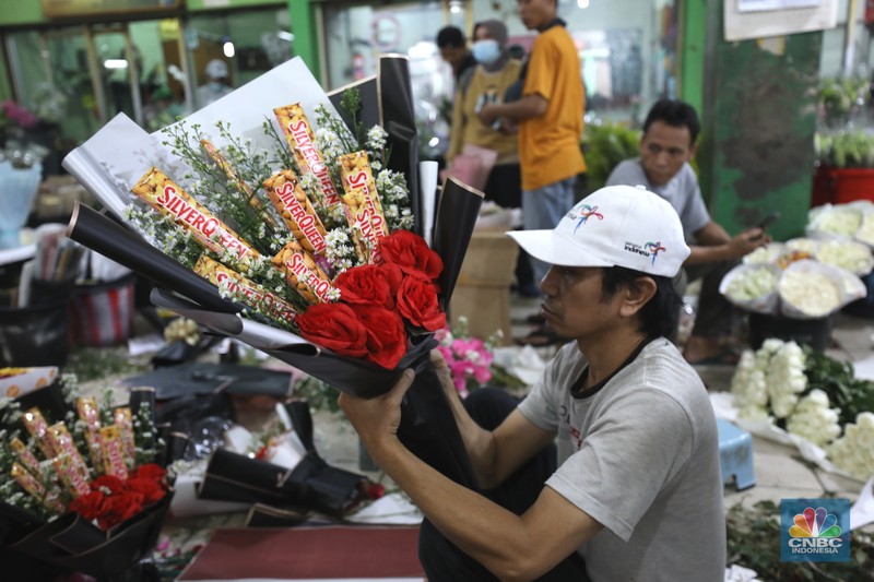 Penjualan Bunga Saat Valentine Pekerja menyelesaikan rangkaian bunga valentine di pasar bunga Rawabelong, Jakarta, Senin (14/2/2022). Lonjakan kasus Covid-19 membuat pedagang bunga hias mengalami penurunan 30 persen dibandingkan dengan tahun lalu. (CNBC Indonesia/ Tri Susilo)