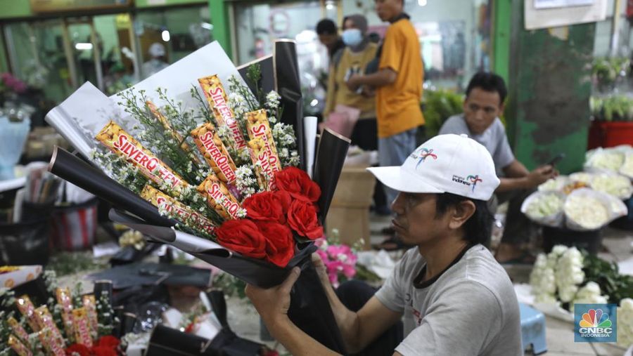 Pekerja menyelesaikan rangkaian bunga valentine di pasar bunga Rawabelong, Jakarta, Senin (14/2/2022). Lonjakan kasus Covid-19 membuat pedagang bunga hias mengalami penurunan 30 persen dibandingkan dengan tahun lalu.  (CNBC Indonesia/ Tri Susilo)