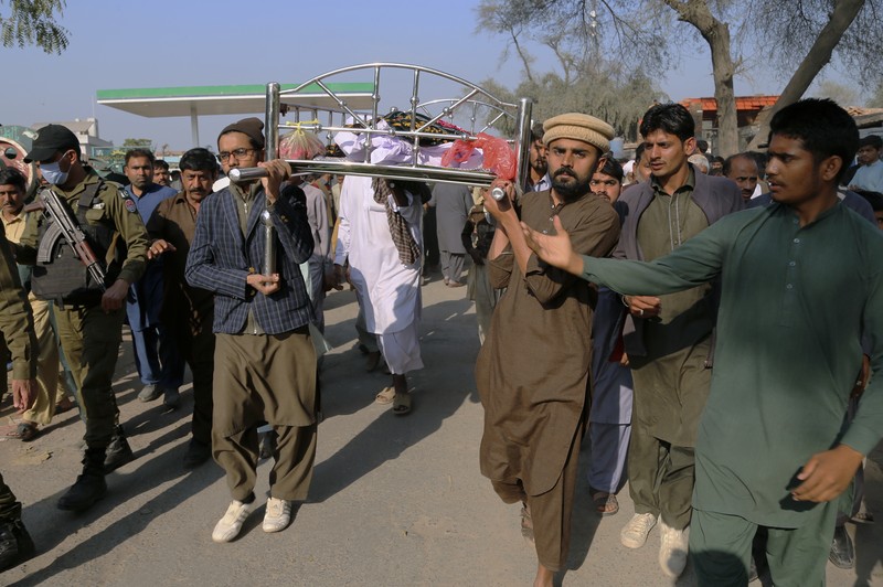Pria di Pakistan diduga membakar Al-Qur'an Petugas kepolisian berjaga di sebuah masjid, di mana massa yang marah melempari Mushtaq Ahmed (41) dengan batu hingga tewas karena diduga menodai Alquran, di Tulamba, sebuah desa terpencil di distrik Khanewal di Pakistan timur, Minggu (13/2/2022). Serangan massa terhadap orang-orang yang dituduh melakukan penistaan adalah hal biasa di negara Islam konservatif ini di mana penistaan dapat dihukum mati. (AP Photo/Asim Tanveer)
