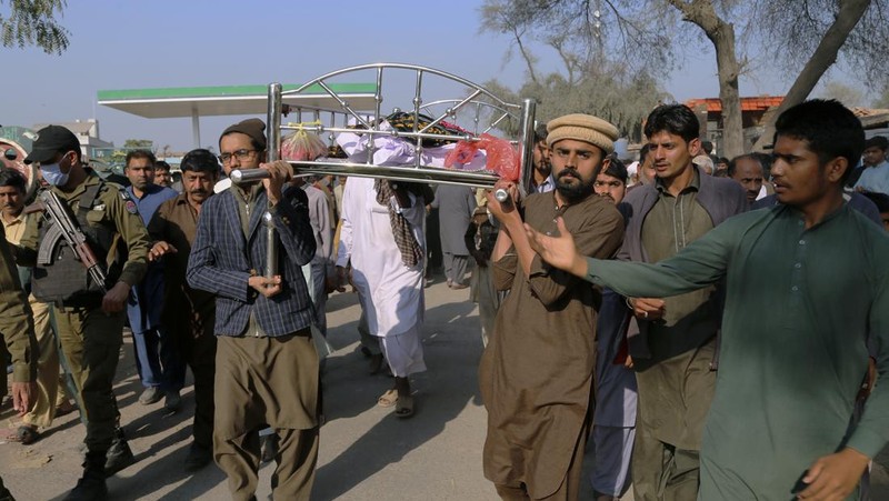 Petugas kepolisian berjaga di sebuah masjid, di mana massa yang marah melempari Mushtaq Ahmed (41) dengan batu hingga tewas karena diduga menodai Alquran, di Tulamba, sebuah desa terpencil di distrik Khanewal di Pakistan timur, Minggu (13/2/2022). Serangan massa terhadap orang-orang yang dituduh melakukan penistaan adalah hal biasa di negara Islam konservatif ini di mana penistaan dapat dihukum mati. (AP Photo/Asim Tanveer)