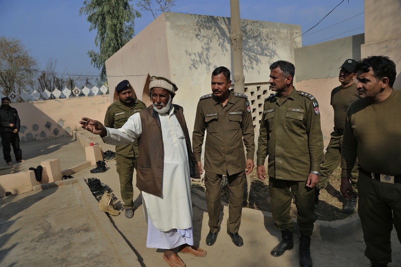 Pria di Pakistan diduga membakar Al-Qur'an Petugas kepolisian berjaga di sebuah masjid, di mana massa yang marah melempari Mushtaq Ahmed (41) dengan batu hingga tewas karena diduga menodai Alquran, di Tulamba, sebuah desa terpencil di distrik Khanewal di Pakistan timur, Minggu (13/2/2022). Serangan massa terhadap orang-orang yang dituduh melakukan penistaan adalah hal biasa di negara Islam konservatif ini di mana penistaan dapat dihukum mati. (AP Photo/Asim Tanveer)