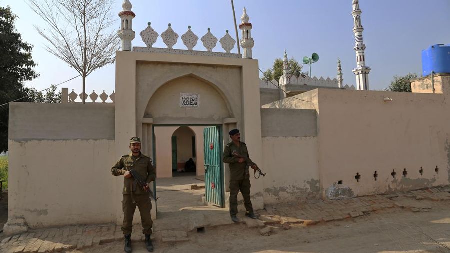 Petugas kepolisian berjaga di sebuah masjid, di mana massa yang marah melempari Mushtaq Ahmed (41) dengan batu hingga tewas karena diduga menodai Alquran, di Tulamba, sebuah desa terpencil di distrik Khanewal di Pakistan timur, Minggu (13/2/2022). Serangan massa terhadap orang-orang yang dituduh melakukan penistaan adalah hal biasa di negara Islam konservatif ini di mana penistaan dapat dihukum mati. (AP Photo/Asim Tanveer)