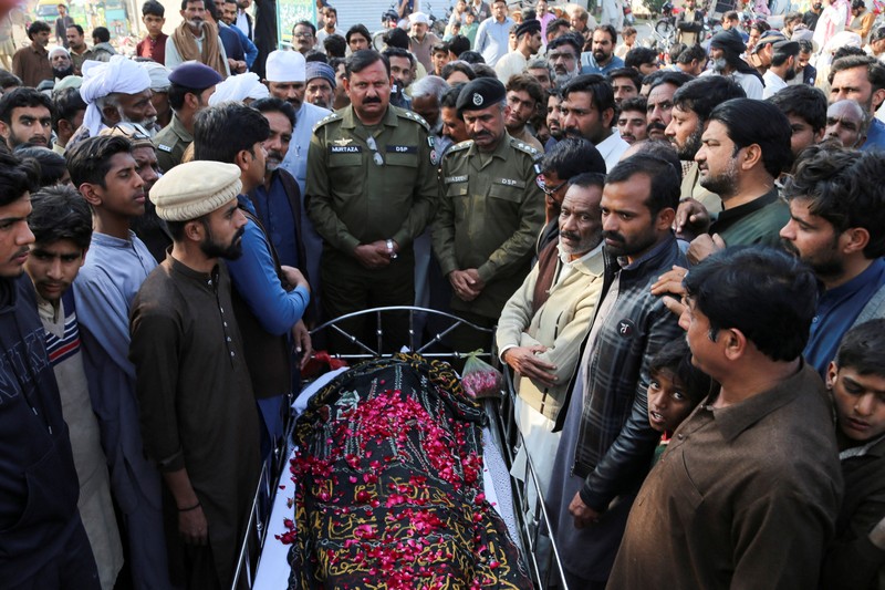 Pria di Pakistan diduga membakar Al-Qur'an Petugas kepolisian berjaga di sebuah masjid, di mana massa yang marah melempari Mushtaq Ahmed (41) dengan batu hingga tewas karena diduga menodai Alquran, di Tulamba, sebuah desa terpencil di distrik Khanewal di Pakistan timur, Minggu (13/2/2022). Serangan massa terhadap orang-orang yang dituduh melakukan penistaan adalah hal biasa di negara Islam konservatif ini di mana penistaan dapat dihukum mati. (AP Photo/Asim Tanveer)