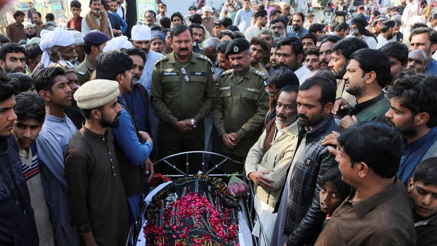 Petugas kepolisian berjaga di sebuah masjid, di mana massa yang marah melempari Mushtaq Ahmed (41) dengan batu hingga tewas karena diduga menodai Alquran, di Tulamba, sebuah desa terpencil di distrik Khanewal di Pakistan timur, Minggu (13/2/2022). Serangan massa terhadap orang-orang yang dituduh melakukan penistaan adalah hal biasa di negara Islam konservatif ini di mana penistaan dapat dihukum mati. (AP Photo/Asim Tanveer)