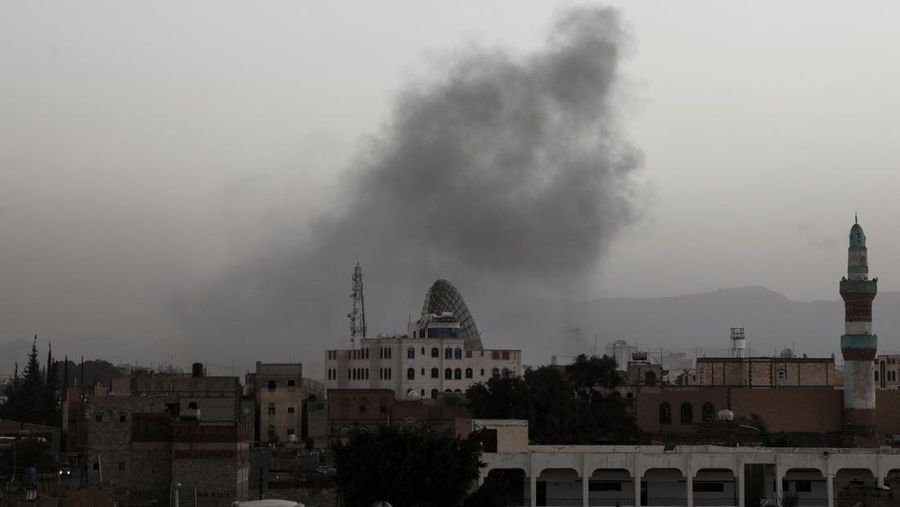 Asap mengepul dari lokasi serangan udara koalisi militer pimpinan Arab Saudi di sebuah stasiun telekomunikasi di Sanaa, Yaman, Senin (14/2/2022). (REUTERS/Khaled Abdullah)