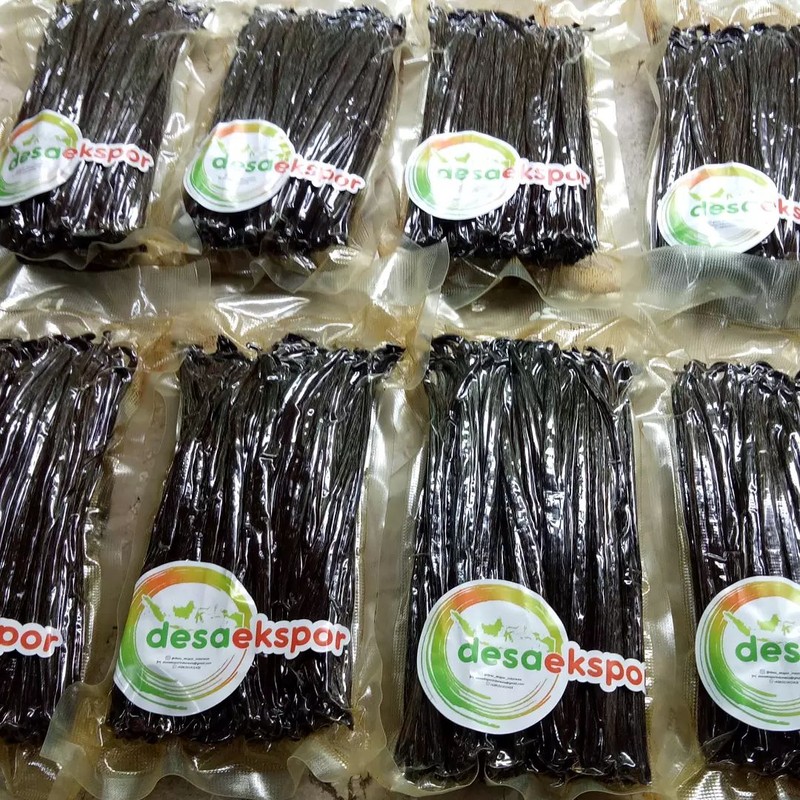 Petani menggunakan sarung tangan untuk menjaga kebersihan selama proses vanilla dryer. (Tangkapan Layar via Instagram @desa_ekspor_indonesia)