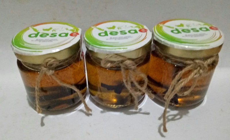 Petani menggunakan sarung tangan untuk menjaga kebersihan selama proses vanilla dryer. (Tangkapan Layar via Instagram @desa_ekspor_indonesia)