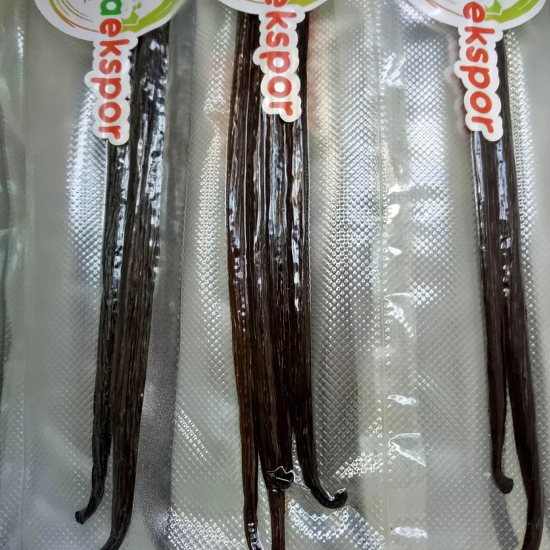 Petani Vanili Petani menggunakan sarung tangan untuk menjaga kebersihan selama proses vanilla dryer. (Tangkapan Layar via Instagram @desa_ekspor_indonesia)