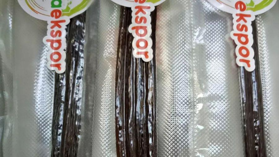 Petani menggunakan sarung tangan untuk menjaga kebersihan selama proses vanilla dryer. (Tangkapan Layar via Instagram @desa_ekspor_indonesia)