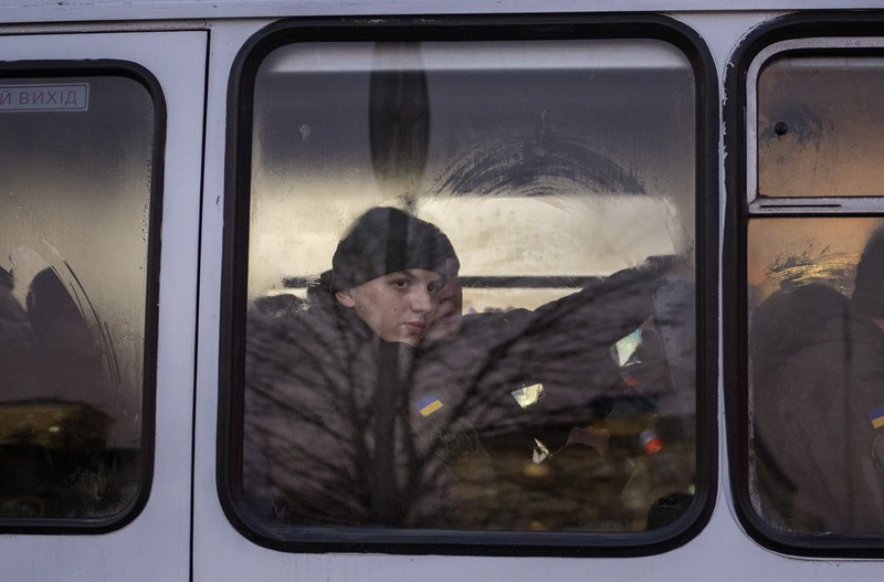 Seorang wanita menyiapkan seikat bunga untuk pelanggan di pusat kota Kyiv, Ukraina, Senin (14/2/2022). Lebih banyak pasukan NATO menuju ke Eropa Timur dan beberapa negara bekerja untuk memindahkan warga dan diplomat mereka keluar dari Ukraina pada hari Senin, sebagai kanselir Jerman membuat upaya terakhir untuk mencegah invasi Rusia yang ditakuti yang beberapa orang memperingatkan mungkin hanya beberapa hari lagi. (AP Photo/Emilio Morenatti)