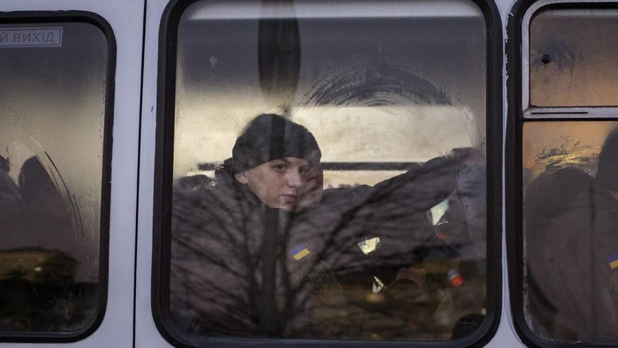 Seorang wanita menyiapkan seikat bunga untuk pelanggan di pusat kota Kyiv, Ukraina, Senin (14/2/2022). Lebih banyak pasukan NATO menuju ke Eropa Timur dan beberapa negara bekerja untuk memindahkan warga dan diplomat mereka keluar dari Ukraina pada hari Senin, sebagai kanselir Jerman membuat upaya terakhir untuk mencegah invasi Rusia yang ditakuti yang beberapa orang memperingatkan mungkin hanya beberapa hari lagi. (AP Photo/Emilio Morenatti)