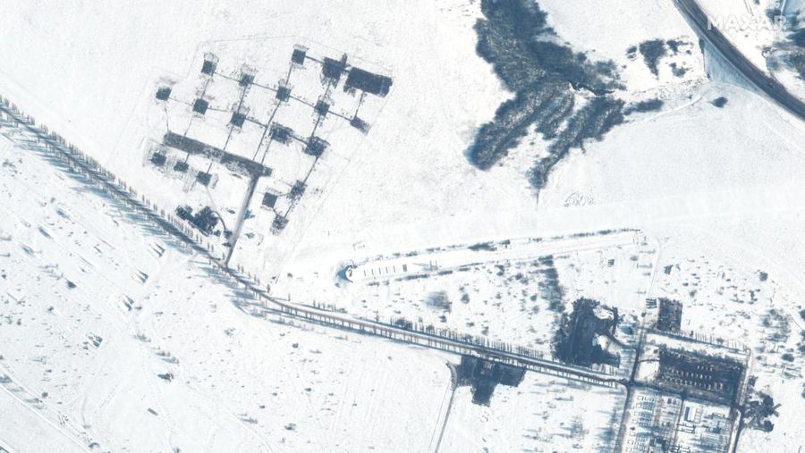 Gambar satelit menunjukkan gambaran unit helikopter dan pasukan di Belgorod, Rusia, Minggu (13/2/2022). (2022 Maxar Technologies/Handout via REUTERS)