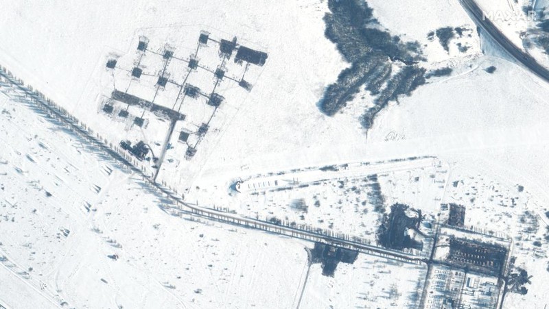 Gambar satelit menunjukkan gambaran unit helikopter dan pasukan di Belgorod, Rusia, Minggu (13/2/2022). (2022 Maxar Technologies/Handout via REUTERS)