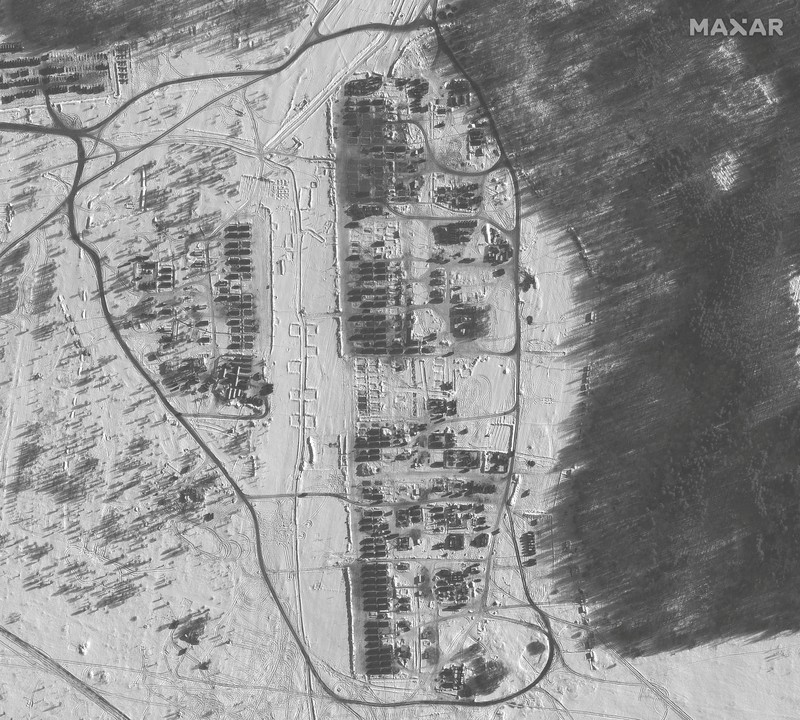 Gambar satelit menunjukkan gambaran unit helikopter dan pasukan di Belgorod, Rusia, Minggu (13/2/2022). (2022 Maxar Technologies/Handout via REUTERS)