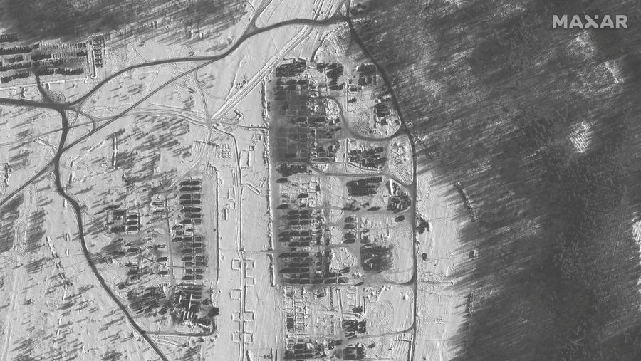 Gambar satelit menunjukkan gambaran unit helikopter dan pasukan di Belgorod, Rusia, Minggu (13/2/2022). (2022 Maxar Technologies/Handout via REUTERS)