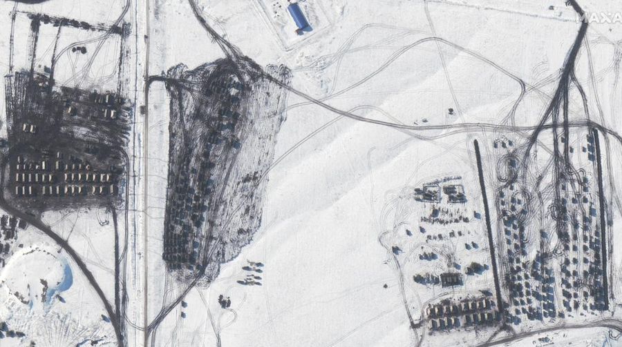 Gambar satelit menunjukkan gambaran unit helikopter dan pasukan di Belgorod, Rusia, Minggu (13/2/2022). (2022 Maxar Technologies/Handout via REUTERS)
