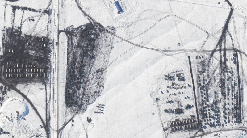 Gambar satelit menunjukkan gambaran unit helikopter dan pasukan di Belgorod, Rusia, Minggu (13/2/2022). (2022 Maxar Technologies/Handout via REUTERS)