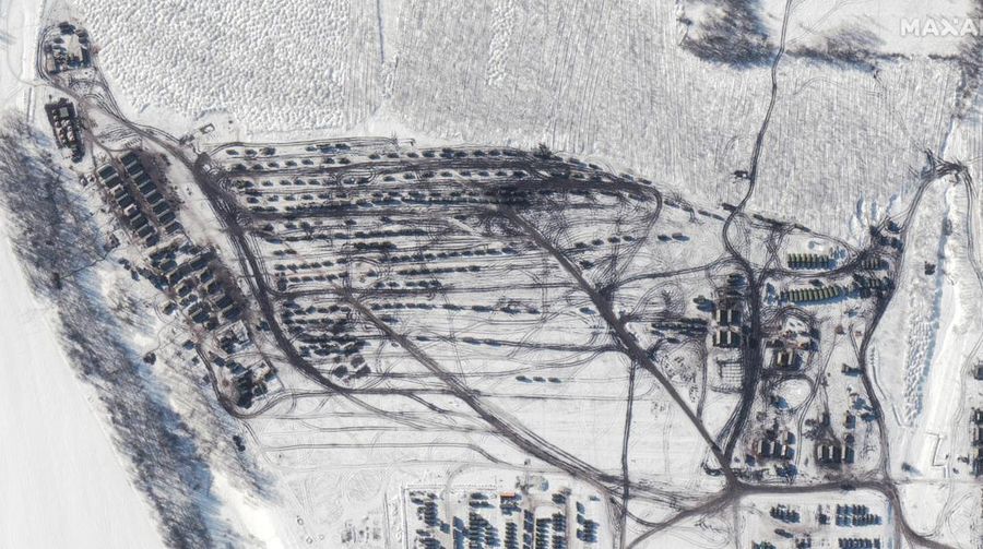 Gambar satelit menunjukkan gambaran unit helikopter dan pasukan di Belgorod, Rusia, Minggu (13/2/2022). (2022 Maxar Technologies/Handout via REUTERS)