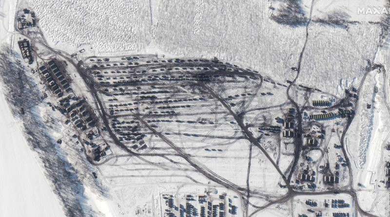 Gambar satelit menunjukkan gambaran unit helikopter dan pasukan di Belgorod, Rusia, Minggu (13/2/2022). (2022 Maxar Technologies/Handout via REUTERS)